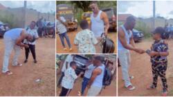 “Height of respect”: Zubby Michael bows to greet Aki and Pawpaw, collects bag from them in viral video