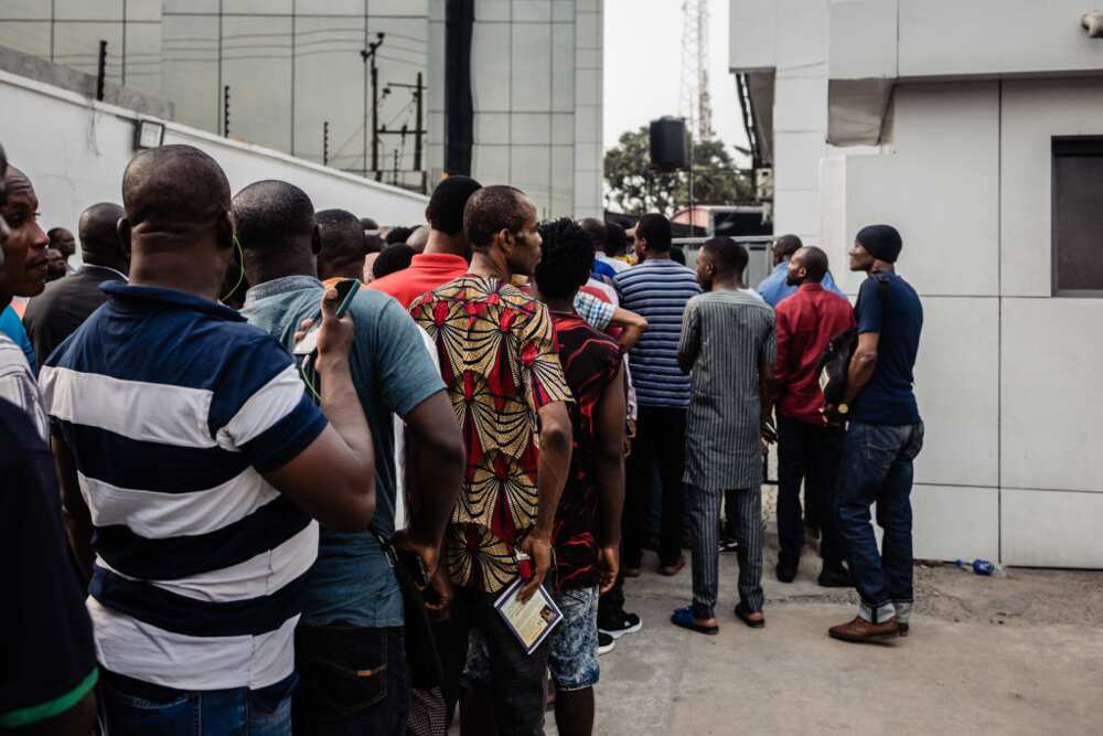 Nigerians continue to queue for cash, CBN, cash scarcity