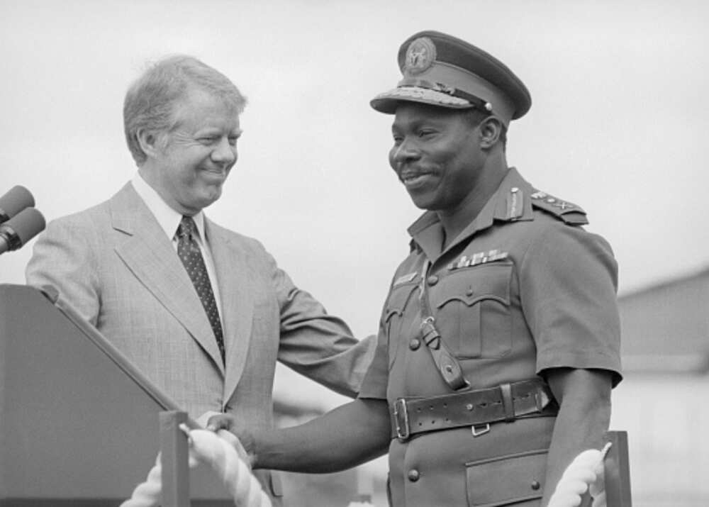 Obasanjo shaking hands with Jimmy Carter