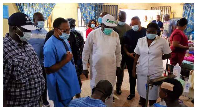 Governor Ugwuanyi visits injured persons at a teaching hospital in Enugu