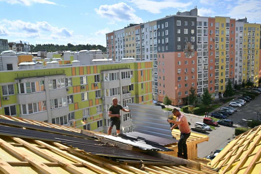 Ukrainians race to fix shelled homes ahead of winter