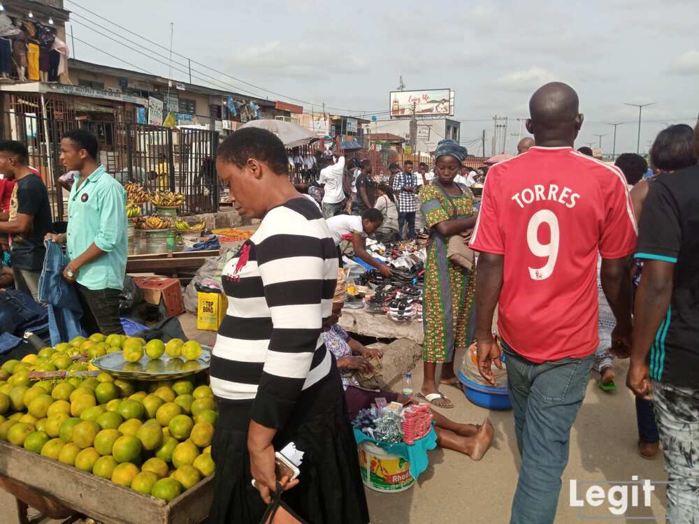 Some fruits like oranges are scarce in some market across the state. The ones available are very small in size and are sold in good prices. Photo credit: Esther Odili