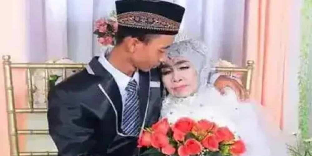 Tsohuwa mai shekara 65 ta auri ɗanta na riƙo mai shekara 24 (Hotuna) Tsohuwa mai shekara 65 ta auri ɗanta na riƙo mai shekara 24 (Hotuna)