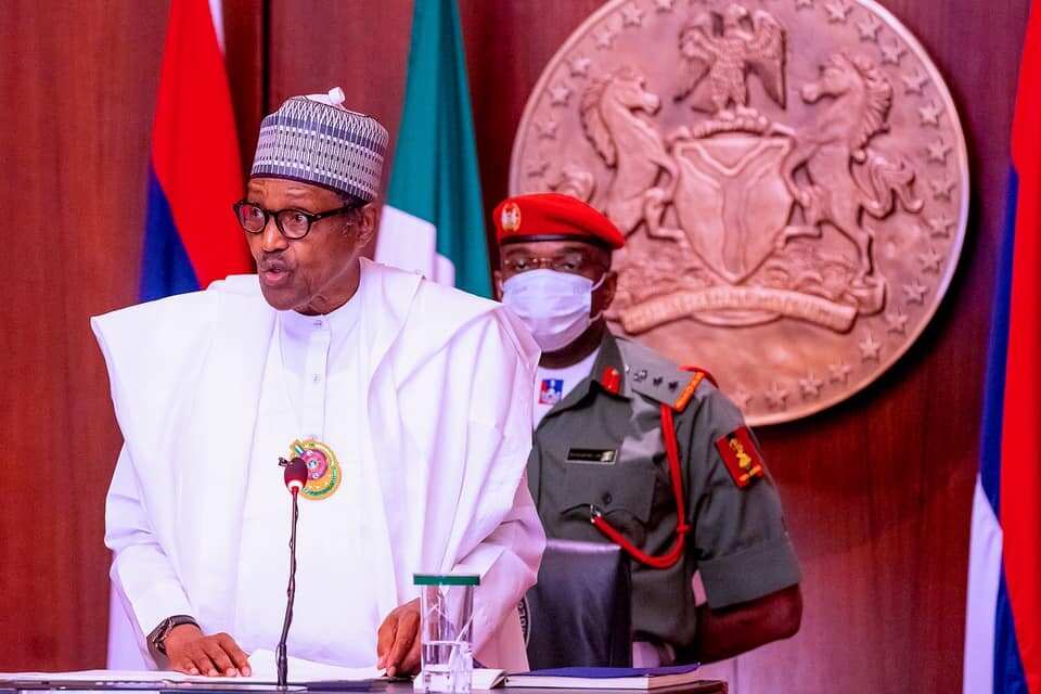 Yanzu-yanzu: Buhari ya kaddamar da sabon matatar mai a jihar Imo (Hotuna) Yanzu-yanzu: Buhari ya kaddamar da sabon matatar mai a jihar Imo (Hotuna)