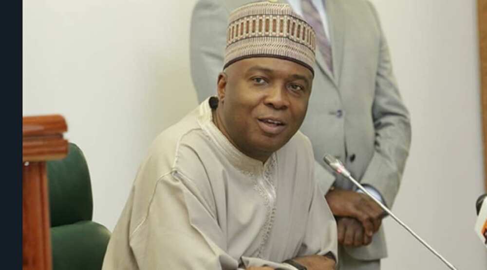 Hadimin Saraki yayi martani kan dakatar da albashin tsofaffin gwamnoni Hadimin Saraki yayi martani kan dakatar da albashin tsofaffin gwamnoni