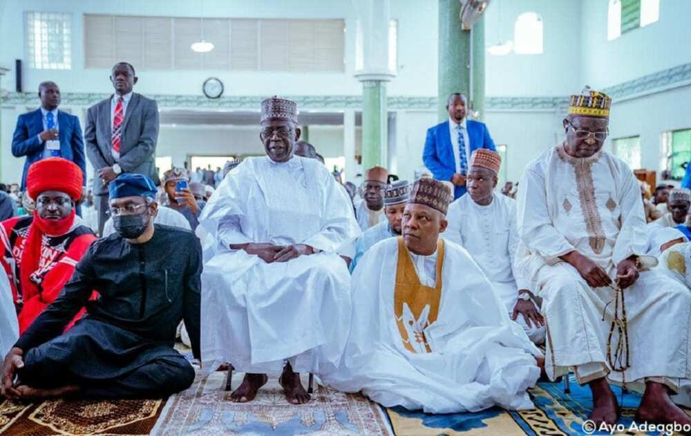 Hotunan Tinubu da Gbajabiamila da Kashim a masallacin Juma'a. Hotunan Tinubu da Gbajabiamila da Kashim a masallacin Juma'a.