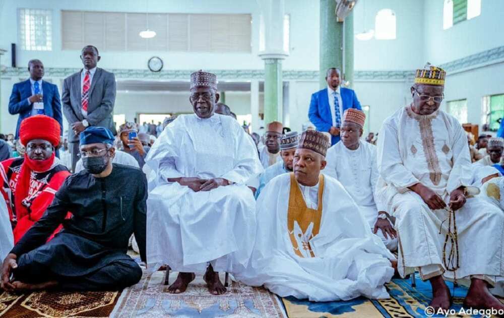 Hotunan Tinubu da Gbajabiamila da Kashim a masallacin Juma'a.