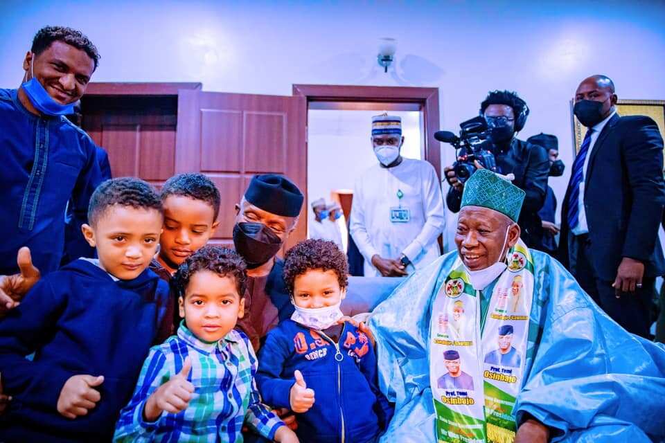 Yadda zuwan Osinbajo Kano ta'aziyya da shiga masallaci da takalmi ya bar baya da kura