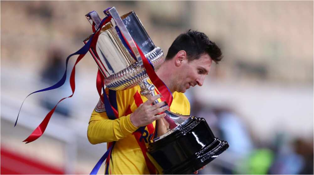 Every Barcelona Player Wanted A Picture With Lionel Messi And The Copa del Rey Trophy