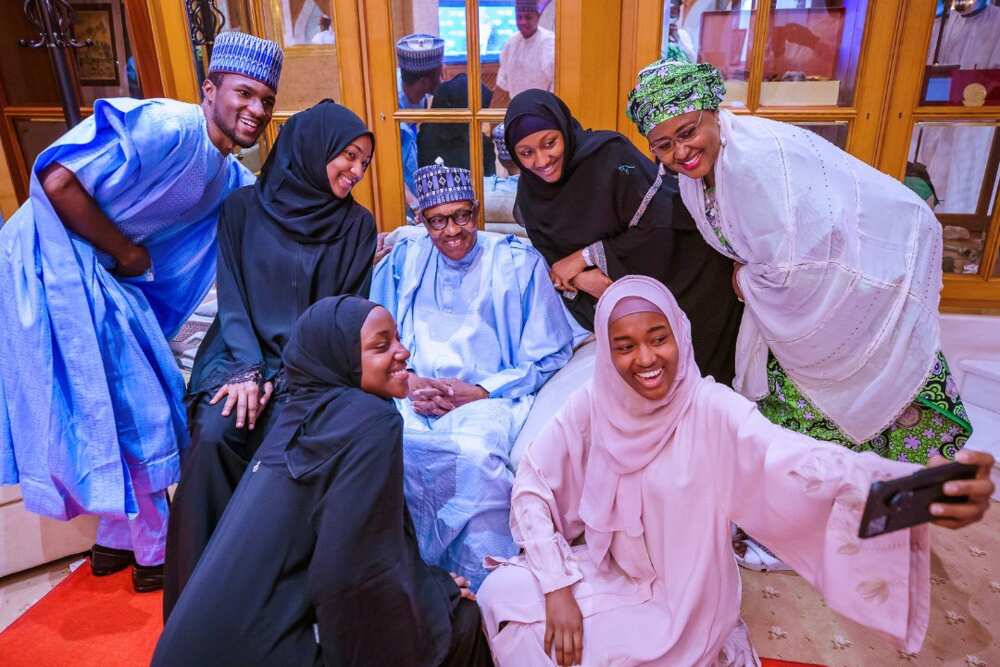 Hotunan Buhari yayin Sallar Idi cikin jam'i, ya sha 'selfie' da 'yayansa a cikin gida