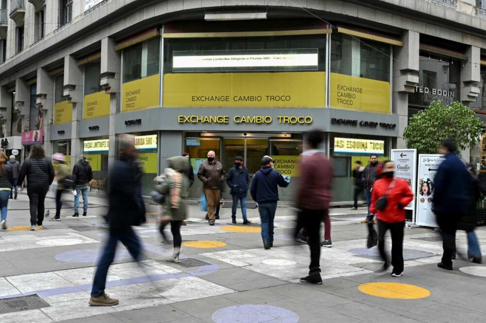 In 2021, economist Nicolas Gadano -- a former Central Bank director -- estimated that Argentines held about $200 billion in banknotes -- 10 percent of all the dollars in circulation in the world In 2021, economist Nicolas Gadano -- a former Central Bank director -- estimated that Argentines held about $200 billion in banknotes -- 10 percent of all the dollars in circulation in the world