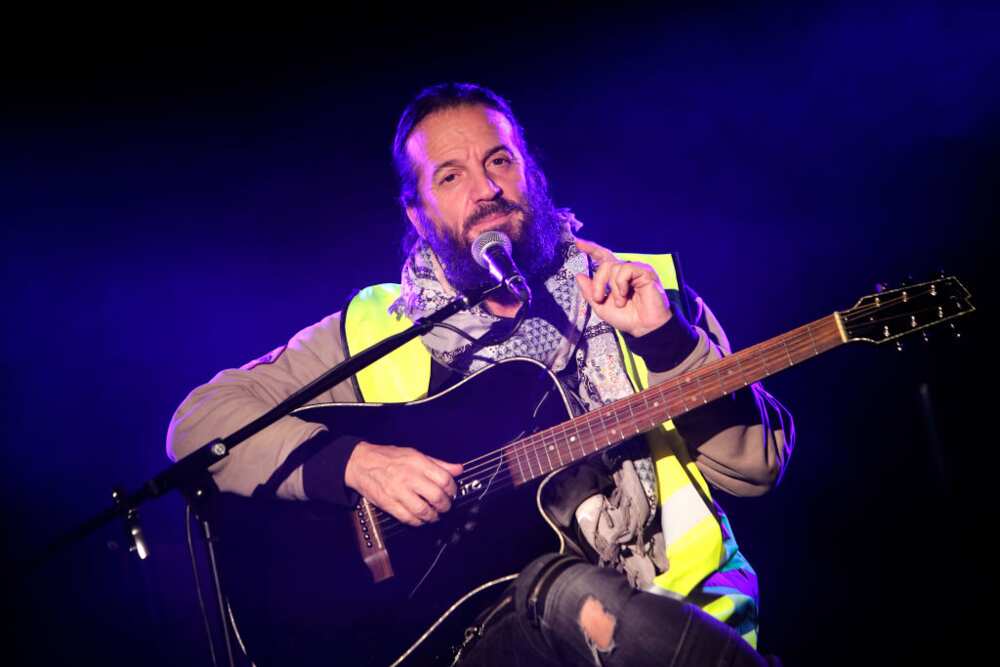 Francis Lalanne avec gilet jaune lors d'un concert à " Le Nez Rouge" le bateau théâtre de Gérald Dahan à Paris, France le 12/08/2018. (Photo par Eric Fougère)