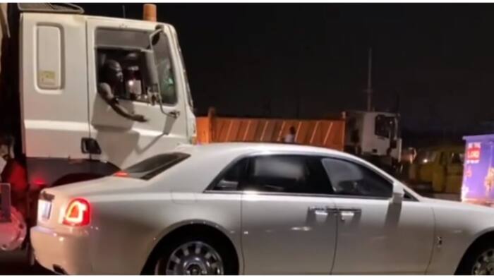Hilarious moment truck driver refused to overtake Rolls Royce in the middle of traffic gridlock (video)