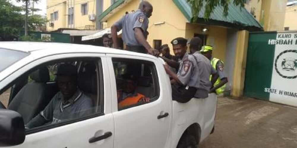 Kano: Hotunan jami'an Hisbah suna yi wa matasa aski a tituna Kano: Hotunan jami'an Hisbah suna yi wa matasa aski a tituna