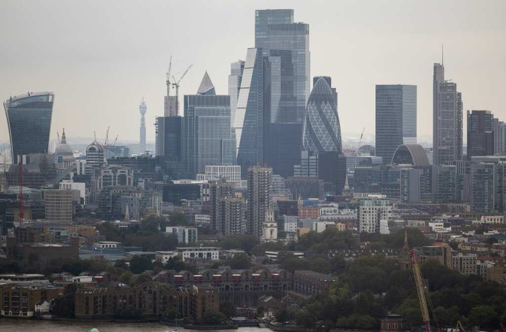 London stock market hits record high
