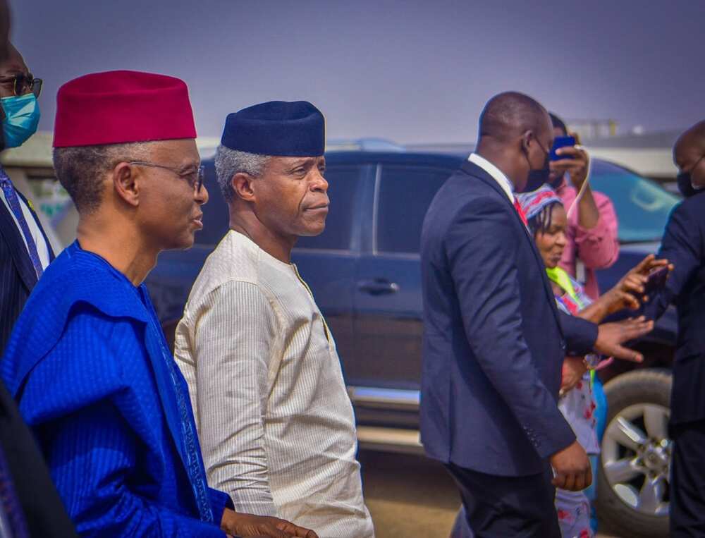 Hotunan Osinbajo yayin da ya ziyarci wadanda suka jigata a harin jirgin Kaduna-Abuja