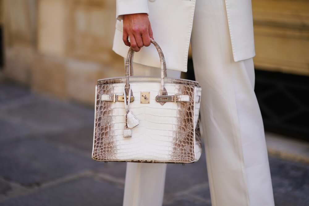 Qui est Jane Birkin? Son âge, sa vie amoureuse, sa fortune et sacs Birkin d'Hermès Qui est Jane Birkin? Son âge, sa vie amoureuse, sa fortune et sacs Birkin d'Hermès
