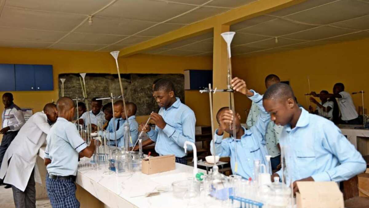 El gobernador Udom Emmanuel equipa 17 escuelas públicas con modernos laboratorios y equipos de ciencias