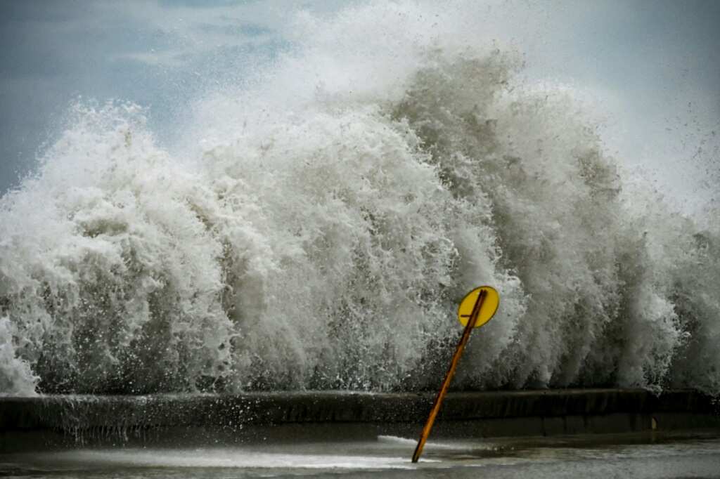 Power starting to return to Cuba after departure of Hurricane Ian