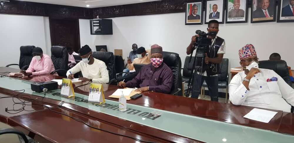 Lagos lawmakers storm electricity companies over darkness, issue warning Lagos lawmakers storm electricity companies over darkness, issue warning