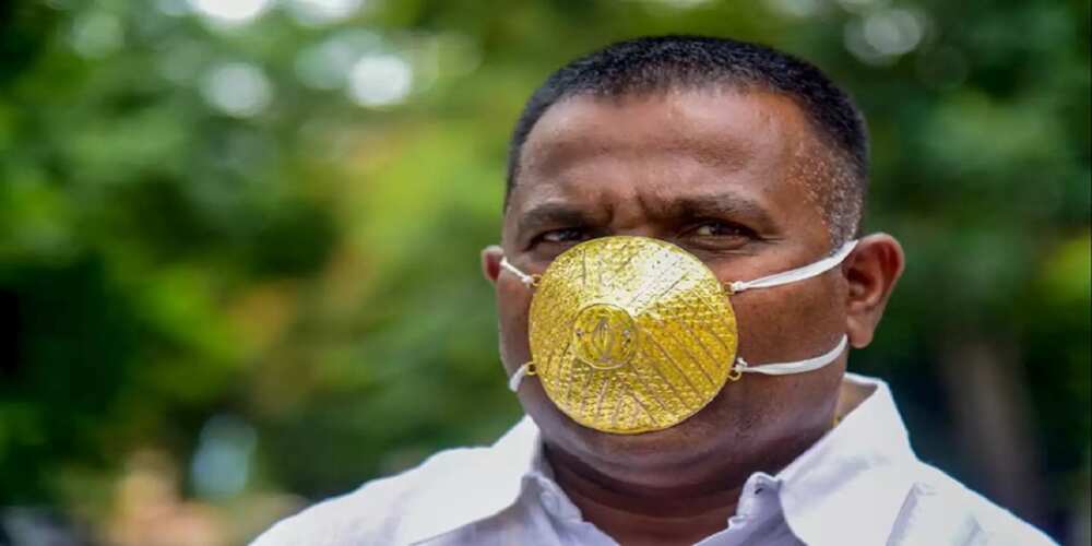 Covid-19: Wani mutum ya siya takunkumin fuska ta gwal kan kudi N1.5m (Hoto) Covid-19: Wani mutum ya siya takunkumin fuska ta gwal kan kudi N1.5m (Hoto)