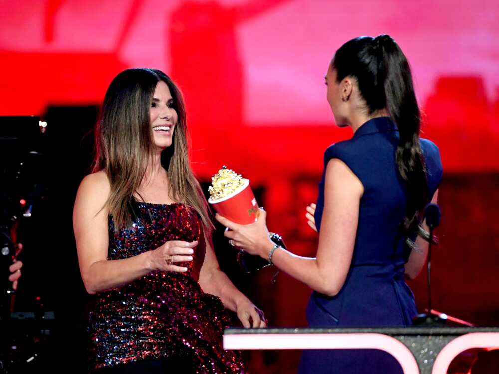 Sandra Bullock et Gal Gadot s'expriment sur scène lors des MTV Movie and TV Awards 2019 au Barker Hangar le 15 juin 2019 à Santa Monica, en Californie. (Photo de Kevin Winter/Getty Images pour MTV) Sandra Bullock et Gal Gadot s'expriment sur scène lors des MTV Movie and TV Awards 2019 au Barker Hangar le 15 juin 2019 à Santa Monica, en Californie. (Photo de Kevin Winter/Getty Images pour MTV)