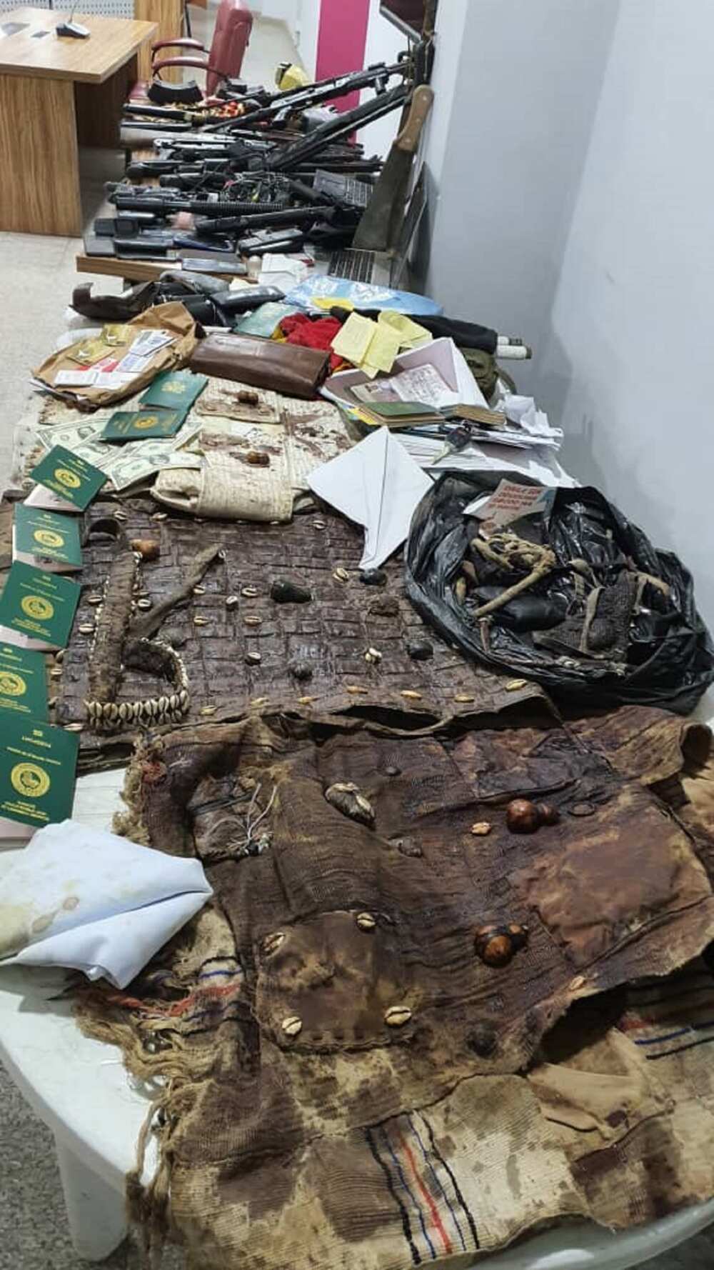 Hotunan Guraye, Layu da sauran kayan tsibbu da DSS ta samu a gidan Igboho. Hotunan Guraye, Layu da sauran kayan tsibbu da DSS ta samu a gidan Igboho.