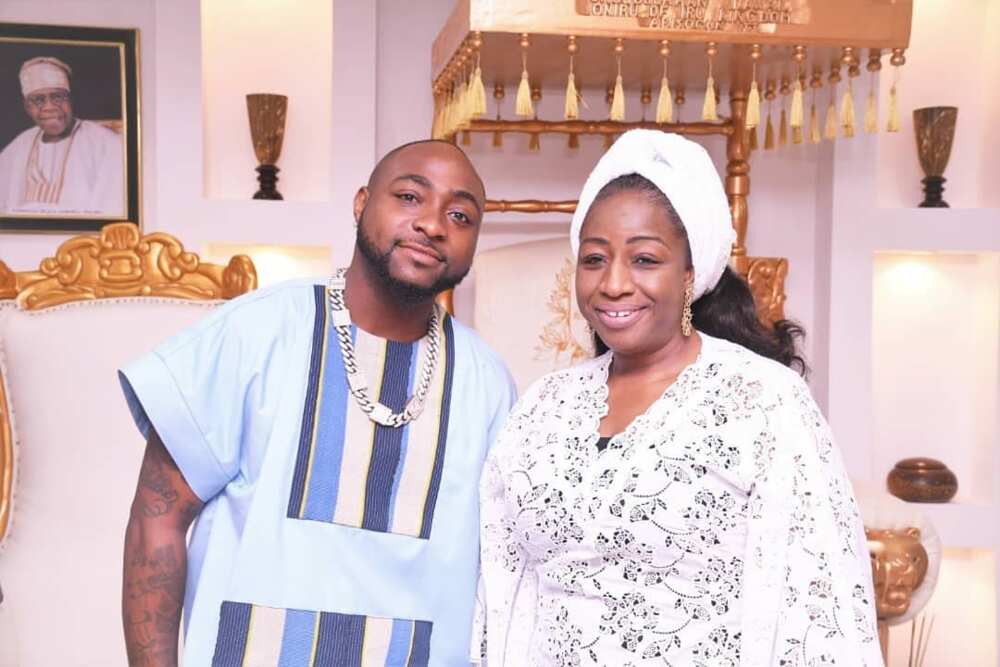 Singer Davido pays courtesy visit to Oba of Oniru, prostrates fully (photos)