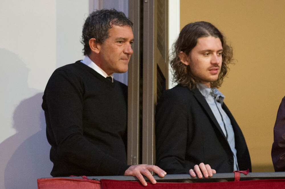 Antonio Banderas in a black sweater and white shirt (L) and Alexander Bauer in a black coat and light blue shirt (R)