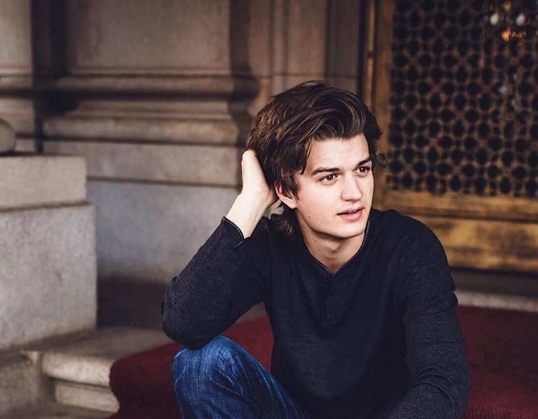 Young actors. Джо Кири. Джо Керри био. Даниэль Кинг модель. Joe Keery Spree.