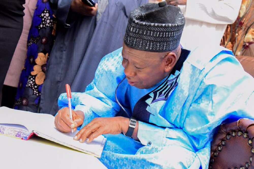 Ganduje ya rantsar da sabbin kwamishinonin KANSEIC uku da sakatarorin dindindin hudu Ganduje ya rantsar da sabbin kwamishinonin KANSEIC uku da sakatarorin dindindin hudu