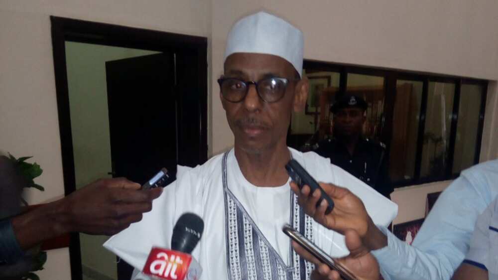Yana da matukar wuya a siyar da gurbataccen kaya, Baba-Ahmed ya yi wa Garba Shehu ba’a a shirin talbijin Yana da matukar wuya a siyar da gurbataccen kaya, Baba-Ahmed ya yi wa Garba Shehu ba’a a shirin talbijin