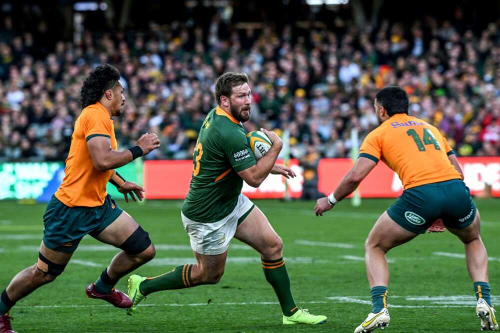 South African Francois Steyn (C) evades two Australians during a 2022 Rugby Championship match in Adelaide