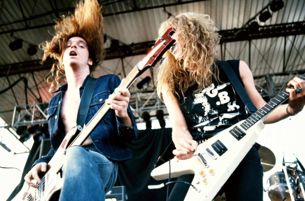 James Hetfield avec Cliff Burton sur scène. James Hetfield avec Cliff Burton sur scène.