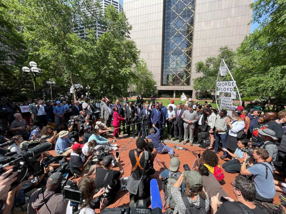 Reactions as Derek Chauvin is sentenced to just 22.5 years ...