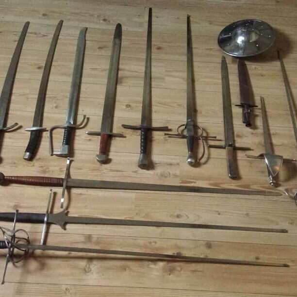 types of bladed weapons