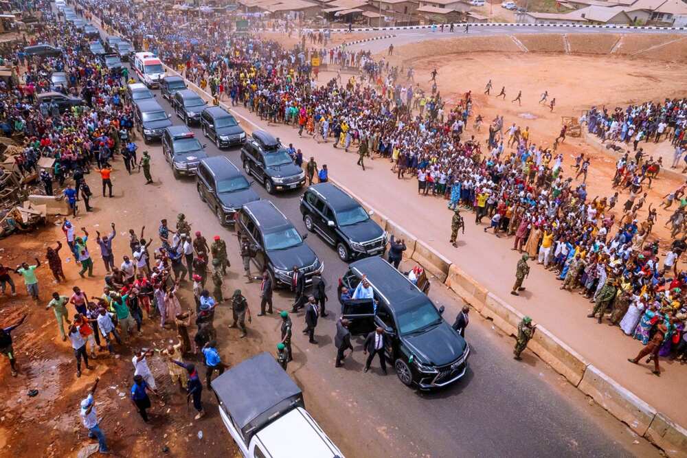 Mai farin jini: Dubban jama'a sun yi tururuwar fitowa domin tarbar Buhari a Ondo (Hotuna) Mai farin jini: Dubban jama'a sun yi tururuwar fitowa domin tarbar Buhari a Ondo (Hotuna)