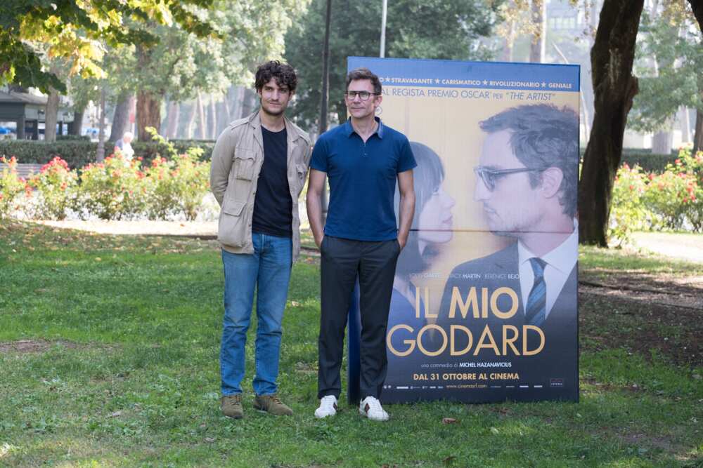 Louis Garrell et le réalisateur Michel Hazanavicius assistent au photocall du film 'Il mio godard' à la Casa del Cinema à Rome le 18 octobre 2017. (Photo de Luca Carlino/NurPhoto)