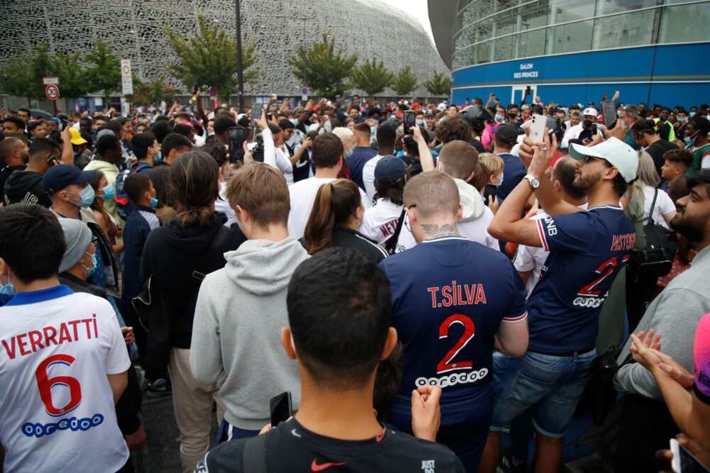 Breaking: Wild celebration as thousands of fans rush to welcome Lionel Messi to PSG