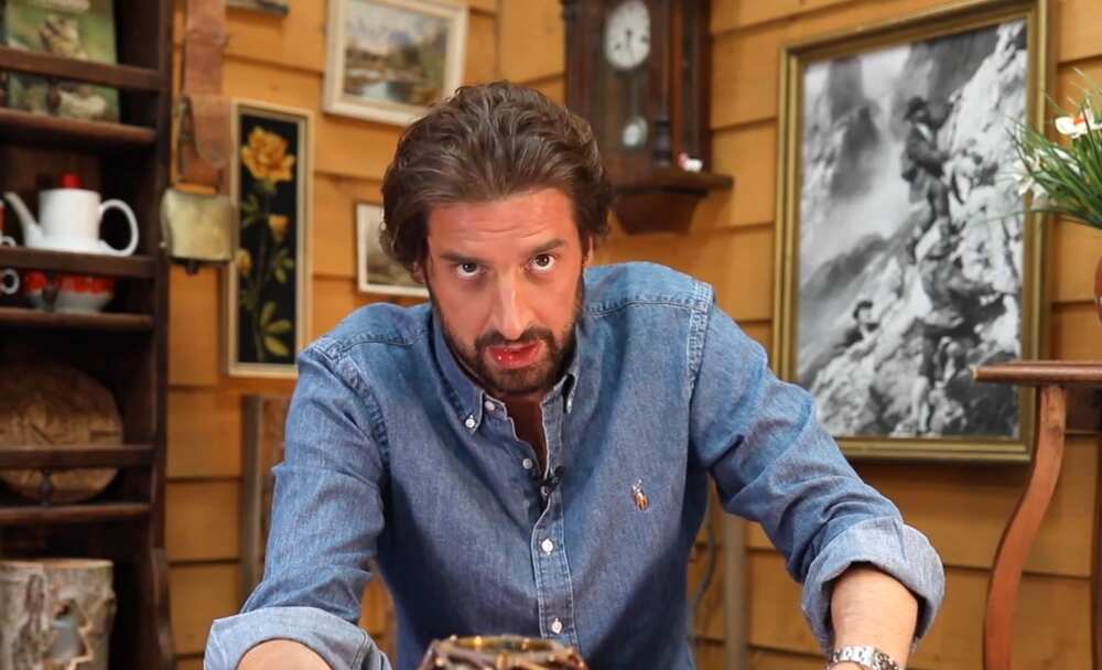 Alexis Favre : qui est vraiment le journaliste de la RTS ? Alexis Favre : qui est vraiment le journaliste de la RTS ?
