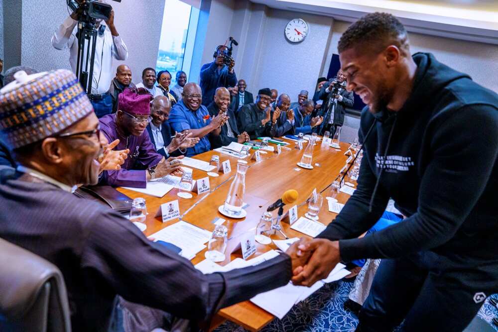 Zakaran dan damben duniya, Anthony Joshua, ya gabatarwa Buhari lambobin yabonsa (Hotuna) Zakaran dan damben duniya, Anthony Joshua, ya gabatarwa Buhari lambobin yabonsa (Hotuna)