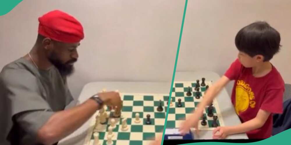 Tunde Onakoya playing chess