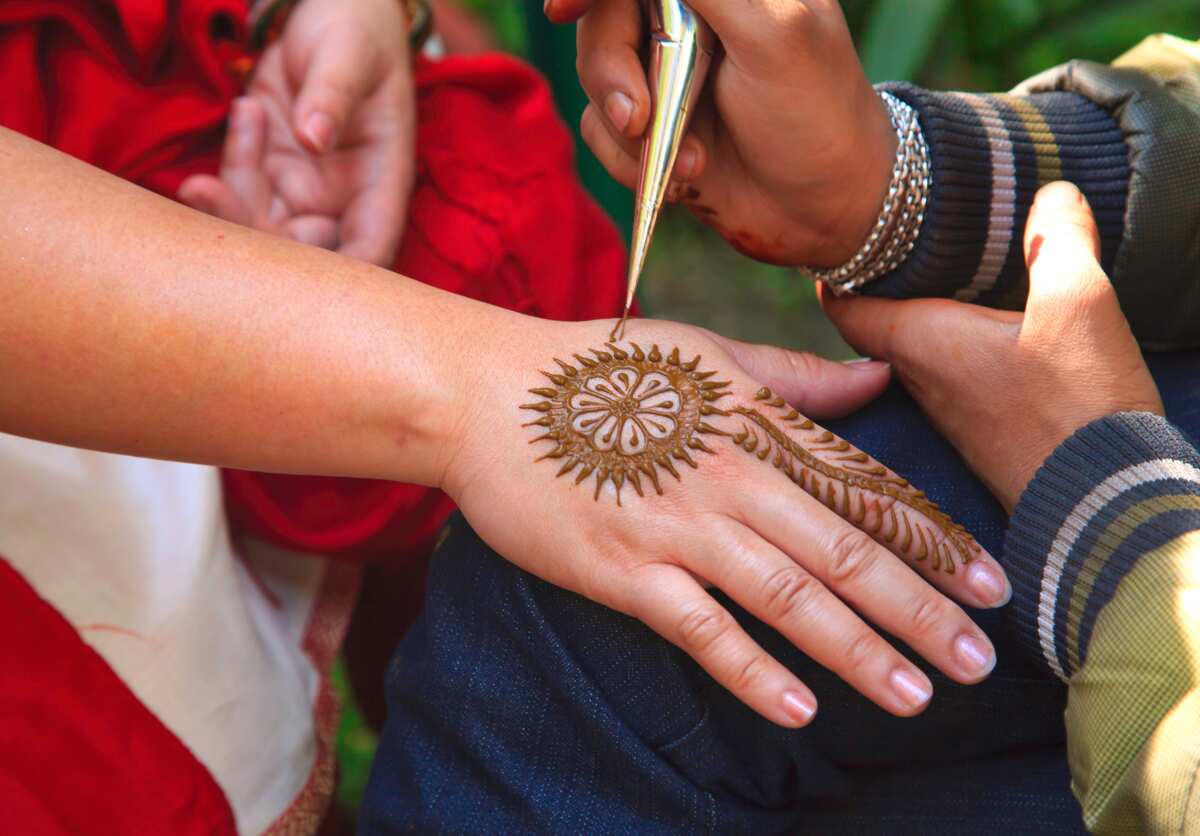 22 Floral Henna Patterns Inspired by Nature : Floral Bracelet Henna I Take  You | Wedding Readings | Wedding Ideas | Wedding Dresses | Wedding Theme