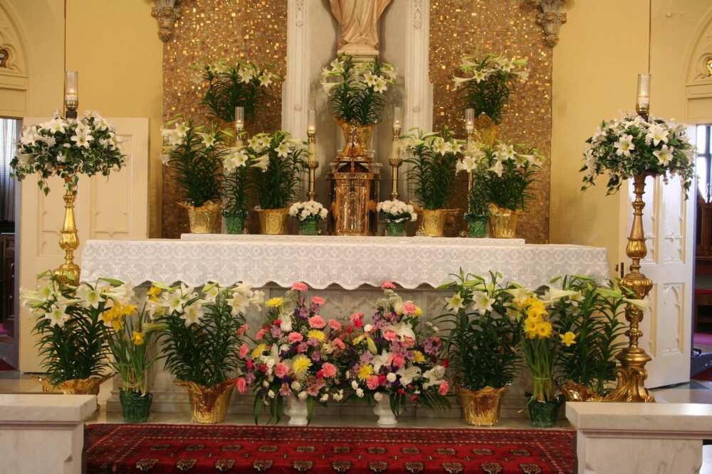 catholic church altar decorations