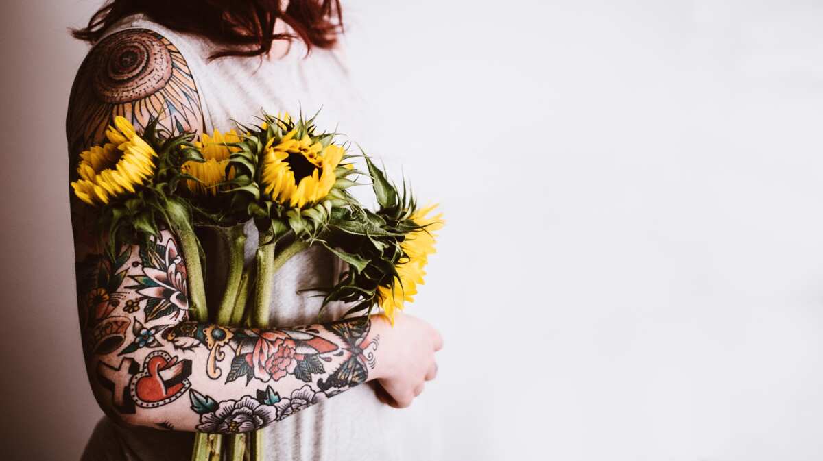 20 Beautiful flower tattoo design for woman to be more confident and  unique! - Cozy Living | Tatuagem braço inteiro feminino, Tatuagem mulher,  Tatuagem antebraço feminina