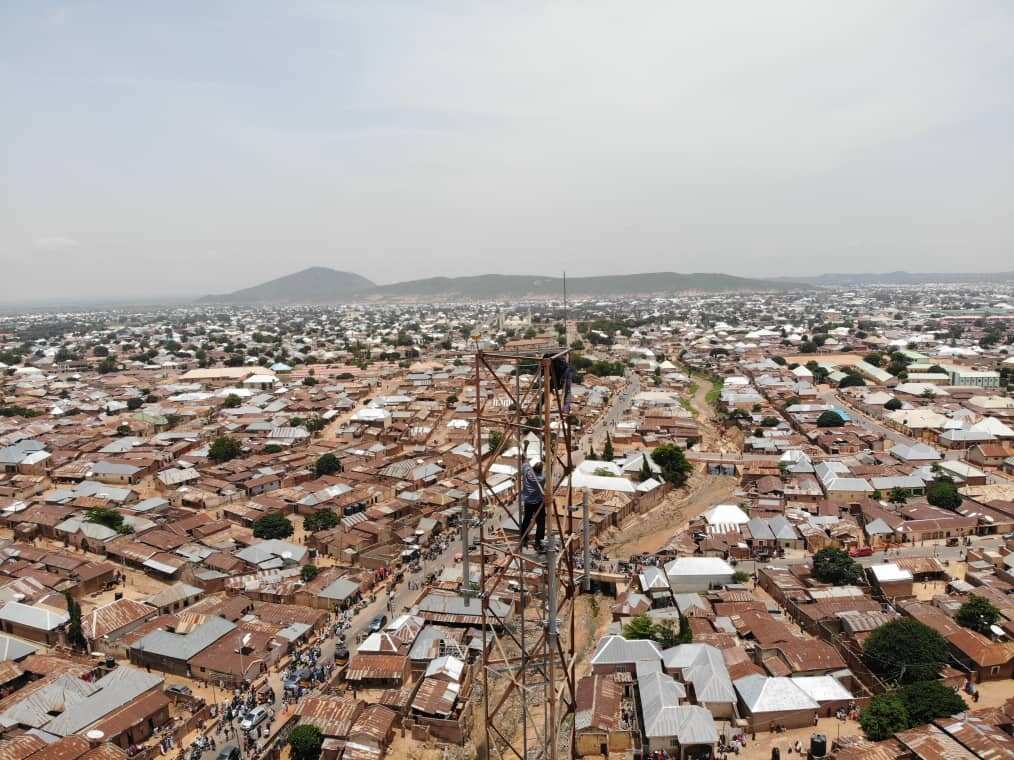 Yadda matashi a Gombe ya dale karfen sabis ya ce ba zai sauko ba sai an masa aure