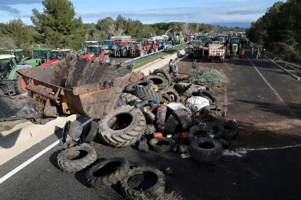Protesting Spanish farmers block roads near French border