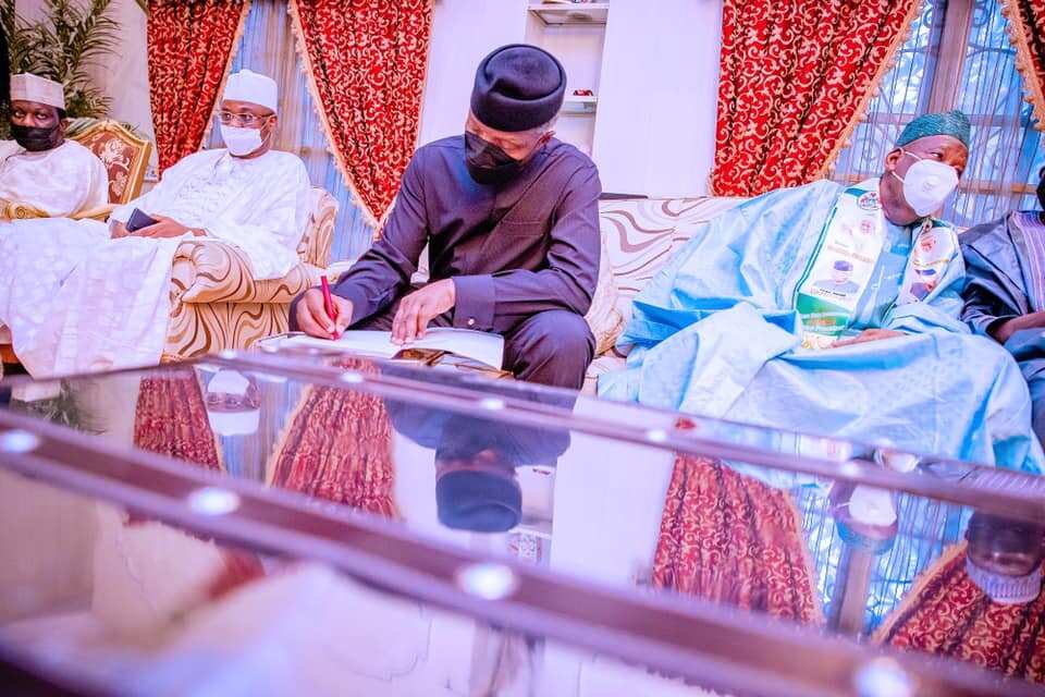 Farfesa Yemi Osinbajo Farfesa Yemi Osinbajo