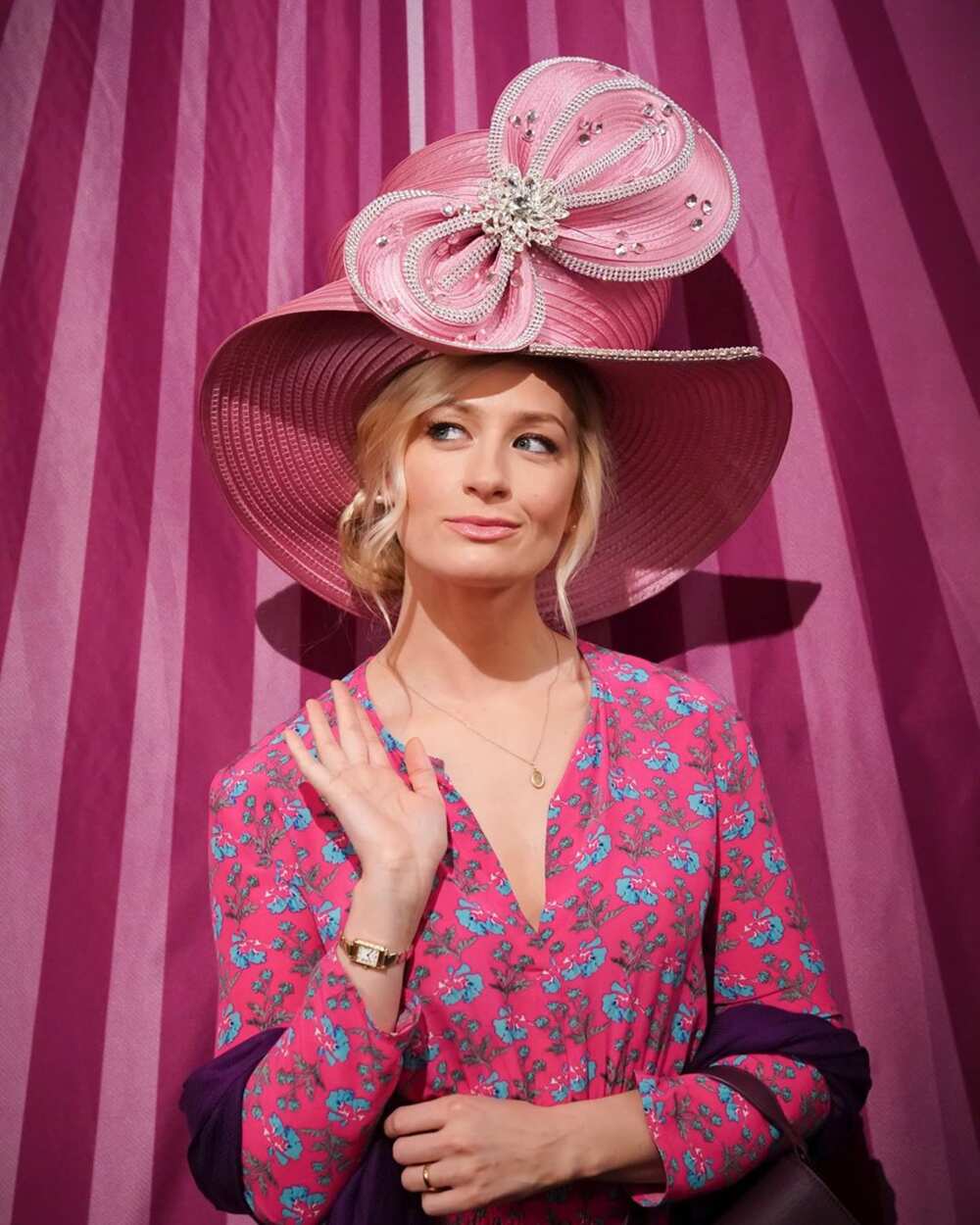 Beth Behrs hot