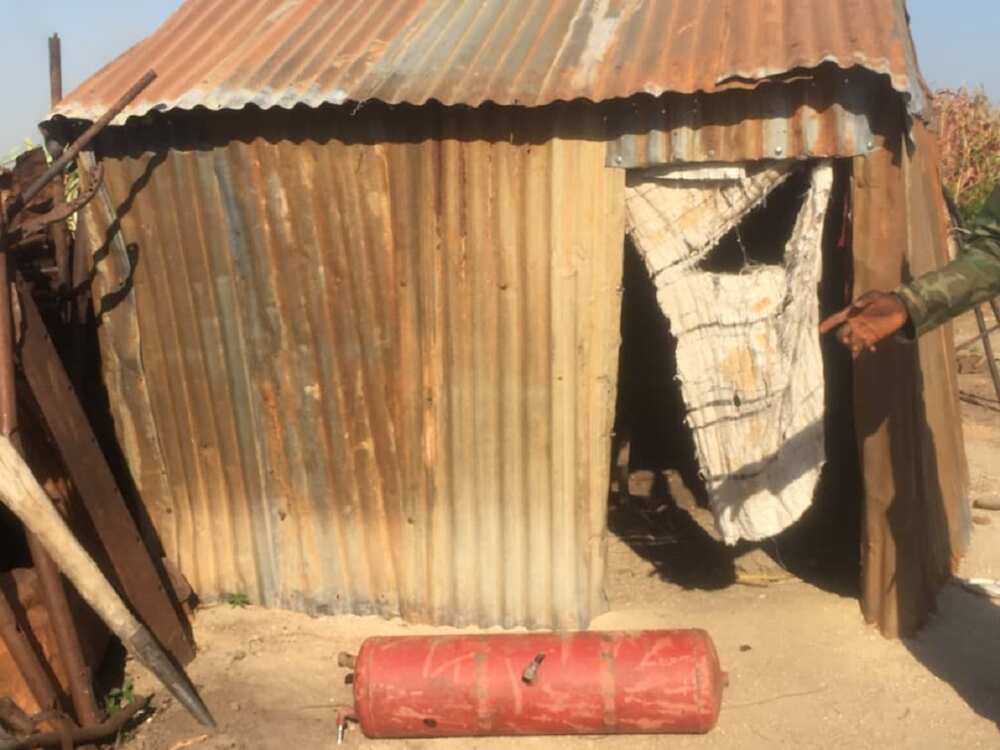 Hotunan 'yan Boko Haram da soji suka kashe, sun damke mai hada bama-bamai a Borno Hotunan 'yan Boko Haram da soji suka kashe, sun damke mai hada bama-bamai a Borno